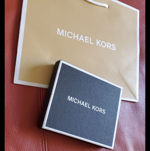 New michael kors wallet Authentic bifold with box - Picture 8 of 10